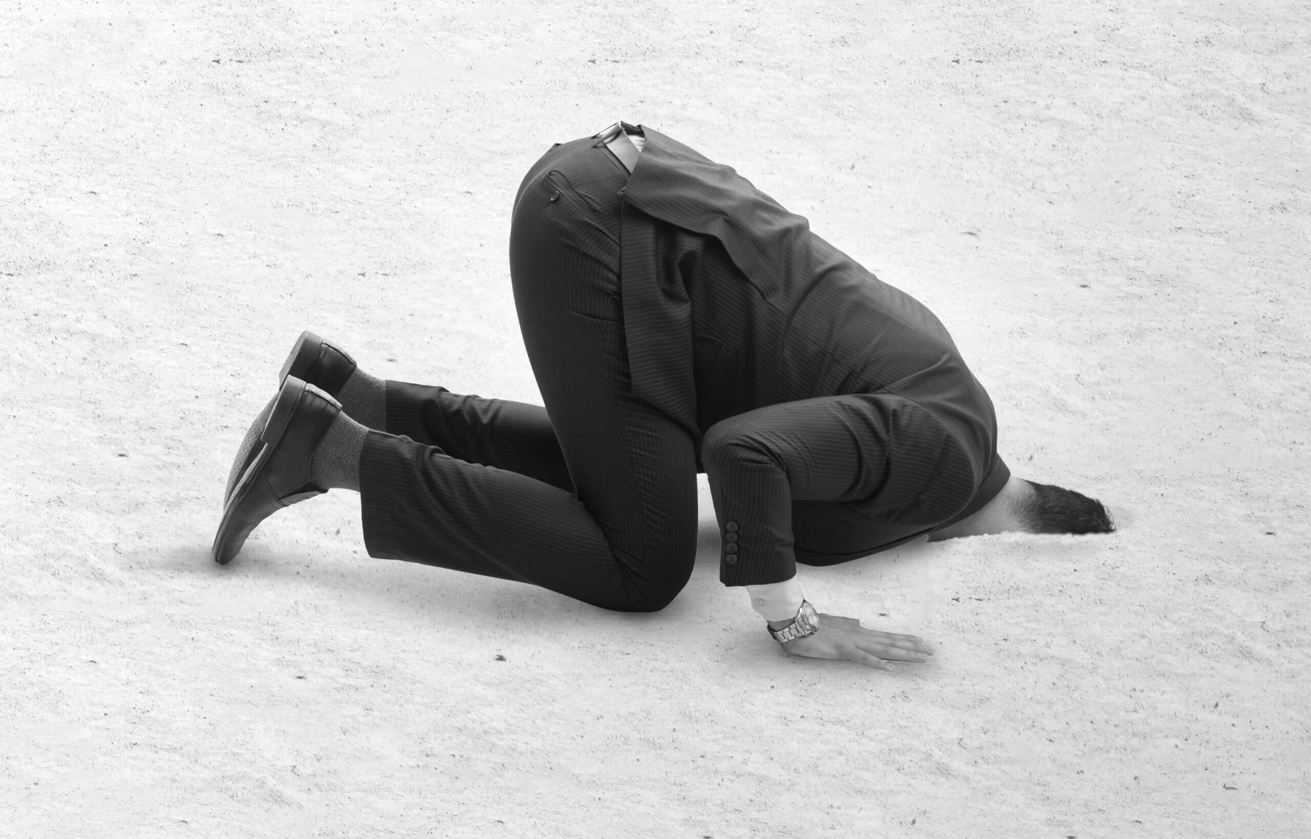 Anwalt steckt Kopf in den Sand wegen Marketing